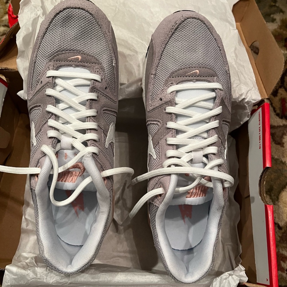 Women’s Nike Air Maxx Command - Picture 2 of 5